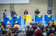 Die zahlreichen Besucherinnen und Besucher hören den Ausführungen der Kandidaten rund um Moderatorin Barbara Küchler (Bildmitte) zu: Moritz Eggenberger, Roman Pulfer, Markus Kuhn und Andreas Gäumann (v. l. n. r.). (Bilder: Andrea Stalder)