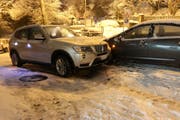 Auf der Winkelriedstrasse am St.Galler Rosenberg stiessen am Mittwochabend zwei Personen- und ein Lieferwagen zusammen. (Bild: Stadtpolizei St.Gallen - 9. Januar 2019)