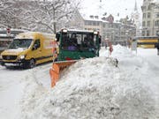 Schneeräumung am Donnerstagmittag auf dem Marktplatz. (Bild: Reto Voneschen - 10. Januar 2019)