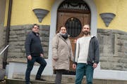 Thomas Niebling, Leiter Erwachsenenwohnheim, Nuran Celik, Bereichsleiterin Alter & Pflege und Peter Wayandt, Leiter Satellitenatelier vor der neuen temporären Aussenstelle des Ekkharthofs. (Bild: PD)