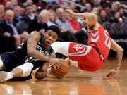 Die Milwaukee Bucks mit Giannis Antetokounmpo setzten sich bei den Houston Rockets durch (Bild: KEYSTONE/FR33763 AP/MICHAEL WYKE)