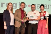 Die Könige Roland Stump (links) und Mathias Koch in Begleitung von Tochter Vivien Stump (ganz links) und Ehefrau Maria Koch. (Bilder: PD)