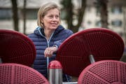 Elsbeth Aepli Stettler an einem der Bewegungsgeräte im Alterszentrum Park. (Bild: Reto Martin)