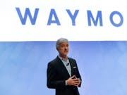 Die Google-Schwesterfirma Waymo unter ihrem Chef John Krafcik will ihre Roboterwagen-Technologie mit der Zeit auch in Privatautos bringen. (Bild: KEYSTONE/AP/PAUL SANCYA)