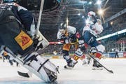 Garrett Roe (Mitte) im letzten Playoffspiel gegen die ZSC Lions, wo er schliesslich mit dem EVZ ausscheidet. (Bild: Urs Flüeler (Zug, 20. März 2018)