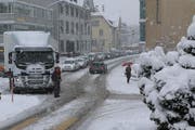 Stau: Ein Chauffeur steigt aus und sucht nach einem alternativen Weg.