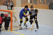 Felipe Sturla (am Ball) strebt mit dem RHC Uri gegen Montreux einen Sieg an. (Bild: Urs Hanhart, Seedorf, 2. Dezember 2018)