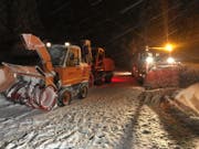 Zahlreiche Schneeräumungsfahrzeuge helfen, die Strassen für die Rettungskräfte frei zu schaufeln. (Bild: Martin Oswald)