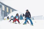 Ein ehemaliger Weltmeister und Olympiasieger zeigt es vor: Bernhard Russi zusammen mit Kindern im Skigebiet in Wildhaus. (Bild: PD)
