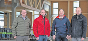 Die Geschäftsleitung der Schilliger Holz AG in der Halle des neuen Plattenwerks: Beat Schilliger (von links), Walter Schilliger, Roland Schilliger und Ernest Schilliger. (Bild: PD)
