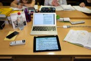 Benützen Luzerner Gymi- oder Berufsschullehrer im Unterricht private Laptops, werden sie entschädigt. (Symbolbild: Christian Beutler/Keystone)