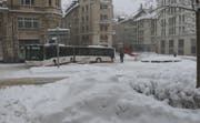 Nach einem Zusammenstoss gab's für diesen verkeilten Regiobus am Donnerstag am Spisertor kein Vor und kein Zurück mehr. (Bild: Stadtpolizei St.Gallen - 10. Januar 2019)