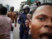 Im Kongo kommt es nach der Bekanntgabe des Wahlresultats zu Unruhen - Augenzeugen berichteten von Tränengas und Warnschüssen. (Bild: KEYSTONE/EPA/HUGH KINSELLA CUNNINGHAM)