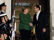 Angela Merkel wurde am Donnerstag zum Auftakt ihres Griechenland-Besuch von Ministerpräsident Alexis Tsipras empfangen. (Bild: Keystone/AP/THANASSIS STAVRAKIS)