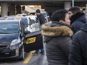 Taxifahrer besetzen aus Ärger gegen illegale ausländische Konkurrenz alle Standplätze am Flughafen Genf. Dem Staat und der Flughafendirektion werfen sie Untätigkeit vor. (Bild: Keystone/MARTIAL TREZZINI)