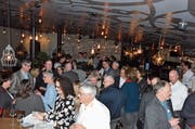 Gemütlichkeit und Wahlkampfstimmung in einem: Gewerbler treffen sich beim Neujahrsapéro. (Bild: Bilder: Roger Fuchs)