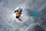 Retter suchen in einer Übung anlässlich des jährlichen Lawinenhundeführer-Kurses nach Verschütteten. Im Ernstfall zählt dabei jede Minute. (Bild: KEYSTONE/Lionel Michaud (Nendaz, 19. Januar 2016))