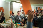 Nur Mike Eggers eigener Wahlzettel blieb unbenutzt: Der 26-jährige Bernecker SVP-Politiker wurde von 133 Delegierten ohne eine Gegenstimme zum Ständeratskandidaten nominiert. (Bilder: Michel Canonica)