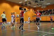 Ad Astra Sarnen beim letzten Sieg gegen Ticino Unihockey: Robin Markström und Tatu Eronen (rechts) beglückwünschen sich zum Torerfolg. Bild: Simon Abächerli (Sarnen, 2. Januar 2019)