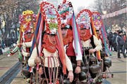 Der Kopfschmuck der Kukeri-Gruppe aus Kliment (Bulgarien) ist mit vielen Blumen bestückt. Diese sollen an die reiche Ernte der ölhaltigen Rosen erinnern. (Bild: pd)