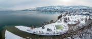 Teilweise liegt auf den Bergen und Hügeln im Hintergrund aktuell mehr Schnee, als zum selben Zeitpunkt im Hochwasserjahr 1999. (Bild: Tino Dietsche)