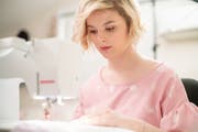 Die australische «Do-it-youself»-Youtuberin Annika Victoria wirbt für die international tätige Nähmaschinenherstellerin. (Bild: PD)