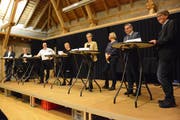 Auf dem Podium: Jorim Schäfer (GLP, bisher), Christina Forster (CVP, bisher), Bruno Niedermann (SVP, neu), Moderatorin Martina Brassel, Nina Rodel (CVP, bisher), Pascale Fässler (FDP, bisher), Stadtpräsident Thomas Weingart (parteilos, bisher) und Boris Binzegger (SP, bisher). (Bild: Georg Stelzner)
