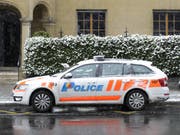 Die Genfer Polizei fanden in einem Gebäude einen Mann vor, der mit einer Schusswaffe getötet worden war. Der mutmassliche Täter wurde verhaftet. (Bild: Keystone/MARTIAL TREZZINI)