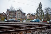 Ein Stück Geschichte mitten in Cham: Die beiden Kolonialstilhäuser beim Bahnhof. (Bild: Maria Schmid (21. Dezember 2018))