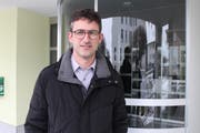 Bruno Gamma beim Eingang des Gemeindehauses: Hier geht der neue Gemeindepräsident seit dem 1. Januar 2019 öfters ein und aus. (Bild: Markus Zwyssig, Schattdorf, 9. Januar 2019)