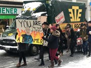 Die Streikenden haben zum Teil sehr kreative Plakate gestaltet. Hier: Christoph Blocher als «Dreamer». Inklusive Anspielung auf das virale Video, in dem seine Tochter Magdalena Martullo-Blocher einen Mitarbeiter auf Englisch einen Träumer schimpft. (Bild: Luca Ghiselli)