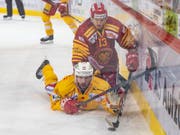 Langnaus Stefan Rüegsegger und seine Teamkollegen bodigten im Berner Kantonal-Derby den EHC Biel (Bild: KEYSTONE/ANTHONY ANEX)