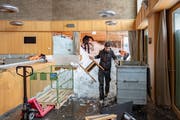 Die Einsatzkräfte arbeiten sich auf der Schwägalp durch die Schneemassen – vor dem Hotel und im Hotel. (Bild: Urs Bucher)