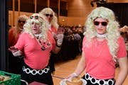 Frauen dürfen am traditionellen Bürgertrunk am Hiläri dann doch nicht fehlen – auch wenn es nur verkleidete Männer sind, die Salziss und Brot servieren. (Bild: Werner Lenzin, 13. Januar 2018)