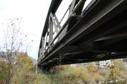 Diese alte Brücke über die Thur bei Ulisbach muss dieses Jahr ersetzt werden. (Bild: Martin Knoepfel)