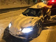 Am Donnerstagmorgen in St.Gallen in eine Verkehrskontrolle geraten: 28 Zentimeter Neuschnee auf dem Dach, Schnee auf der Motorhaube und unleserliches Kontrollschild. Das könnte teuer werden! (Bild: Stadtpolizei St.Gallen - 10. Januar 2019)