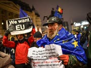 Pro-Europäer protestieren während des Festakts. (Bild: Daniel Mihailescu/AFP (Bukarest, 10. Januar 2019))