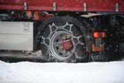 Mit Schneeketten kein Problem: Lastwagen bei starkem Schneefall. (Symbolbild: Nana da Carmo)