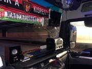 Chauffeur platziert Mikrowelle auf der Ablagefläche des Armaturenbrettes. (Bild: Schaffhauser Polizei)