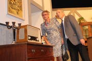 Was gibt es da aus dem Nebenraum zu vernehmen? Jolanda Geierling (Margrit Gisler) und Hugo Schlotter (Gustavo Beltrametti). (Bild: Robi Kuster)