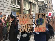 Und hier eine Anspielung auf Nellys Kultsong «Hot in Here». Im Gegensatz zum Song sollen aber nicht «clothes», also Kleider, abgezogen werden, sondern Kohle. (Bild: Luca Ghiselli)