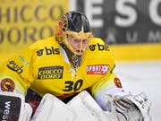 SCB-Goalie Leonardo Genoni feierte in Davos bereits den achten Shutout in dieser Saison (Bild: KEYSTONE/JUERGEN STAIGER)