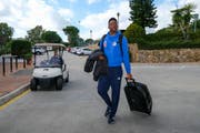 Tsiy William Ndenge auf dem Weg zum Golfhotel, wo die Luzerner bis nächsten Freitag untergebracht sind. (Bild: Martin Meienberger/Freshfocus (Mijas, 11. Januar 2019))