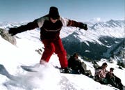 Vor rund 30 Jahren galten «Schneesurfer» noch als absolute Exoten. Doch bereits Mitte der Neunzigerjahre (wie hier im Bild in Davos) war das Snowboard weit verbreitet. Inzwischen hat der Hype um das Sportgerät stark nachgelassen. (Bild: Andy Mettler/Reuters (25. November 1995))