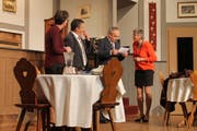 Die Nachricht kommt ungelegen. Von links: Rita Schmid, Heinz Imhof, Gustavo Beltrametti und Margrit Gisler. (Bild: Robi Kuster)
