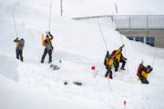 Die Suche nach möglichen Verschütteten läuft auf Hochtouren. (Bild: Urs Bucher)
