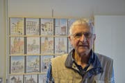 Heinrich Weber vor einigen gemalten Reiseerinnerungen. (Bild: Tobias Söldi)