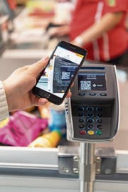 Mit Twint lässt sich auch an der Kasse bezahlen. (Bild: Christian Beutler/Keystone (2. Mai 2018))