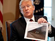 US-Präsident Donald Trump hat seine Notstands-Drohung schon wieder relativiert. Im Weissen Haus führte er Gespräche zur Grenzsicherheit. Die Mauer, die er an Mexikos Grenzen bauen möchte, blockiert das öffentliche Leben in den USA. (Bild: KEYSTONE/AP/JACQUELYN MARTIN)