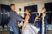 Gefühle und Tanzgeschichte im Dreivierteltakt, mit Witz erzählt (vorn Simon Flery, Carin Frey, Zachari Bernstein). (Bild: Benjamin Manser)